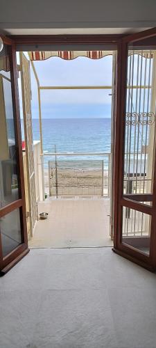 una puerta abierta con vistas a la playa en La Fornace mare, en Laigueglia