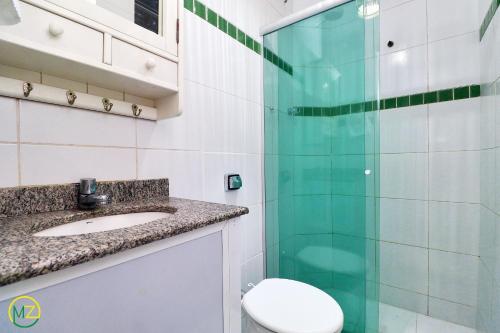 y baño con aseo y ducha acristalada. en Studio barato perto de Ipanema, en Río de Janeiro