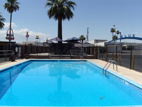Bazén v ubytování Desert Hills Motel nebo v jeho okolí