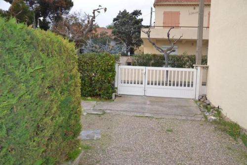 Κήπος έξω από το VILLA VUE MER PLAGE a pied 2 minutes 200 m CENTRE VILLE a pied parking privé wifi fibre abritée du vent st pierre la mer