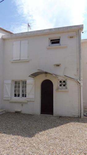 Φωτογραφία από το άλμπουμ του VILLA VUE MER PLAGE a pied 2 minutes 200 m CENTRE VILLE a pied parking privé wifi fibre abritée du vent st pierre la mer σε Fleury