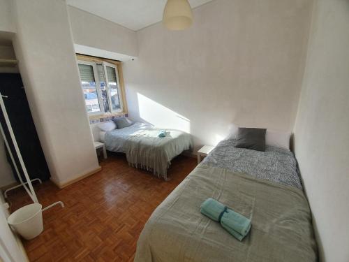 una camera con due letti e una finestra di Figueira Family Apartment a Figueira da Foz