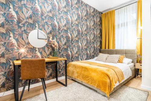 - une chambre avec un lit et un bureau dans l'établissement ApartamentySnu, Jagielloński Premium II z parkingiem, Centrum, à Radom