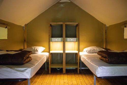 Postel nebo postele na pokoji v ubytování Camping Parc d'Audinac les Bains 3 étoiles - Piscine chauffée - Vue montagne