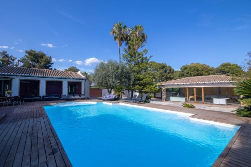 una piscina frente a una casa en Villa Huerta 2, jacuzzi, sauna, en Paterna