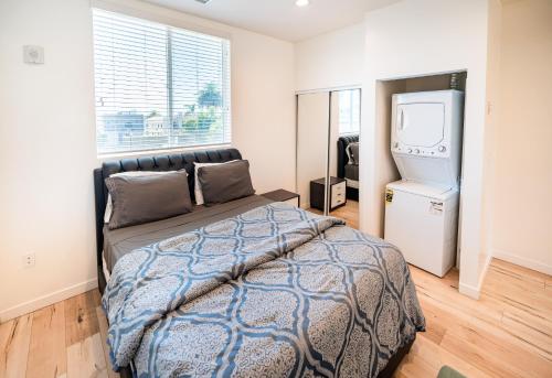 a bedroom with a bed and a television in it at Hollywood Sign View in Modern 1 Bedroom Loft in Los Angeles