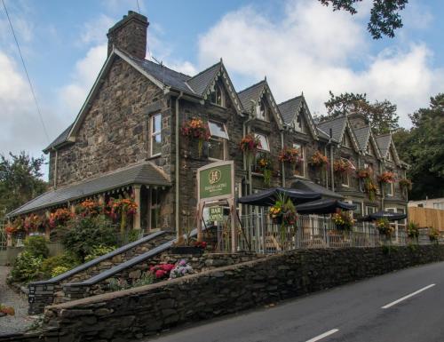 a building with flowers on the side of it at Hafan Artro in Llanbedr
