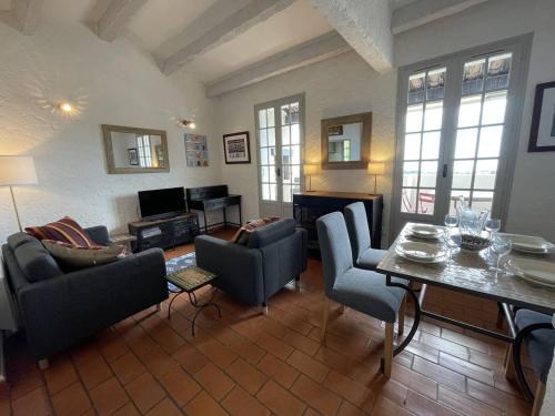un salon avec une table et des chaises dans l'établissement Mas 2 chambres avec piscine et tennis à La Croix-Valmer - FR-1-726-8, à La Croix-Valmer
