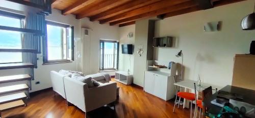 uma sala de estar com um sofá branco e uma mesa em Casa Marina em Lovere