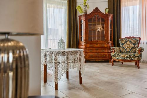 a dining room with a table and a chair at Krab in Rewal