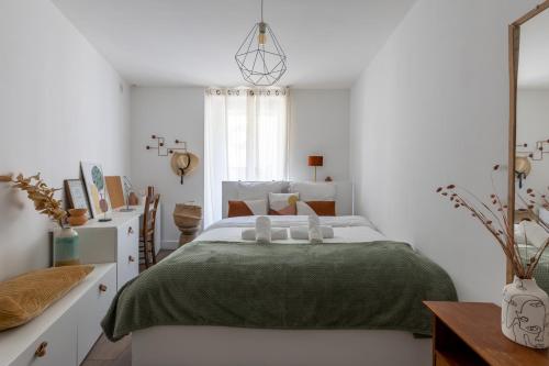Posteľ alebo postele v izbe v ubytovaní 90m2 renové - terrasse en plein coeur de marseille