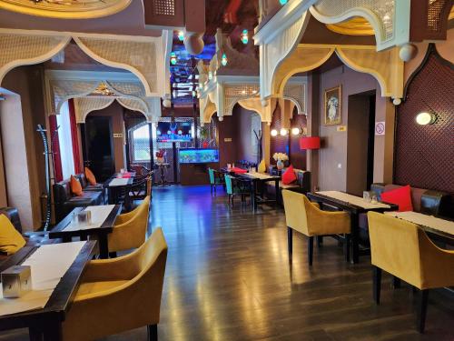 a dining room with tables and chairs in a restaurant at Shadow Boutique Hotel & SPA in Chişinău