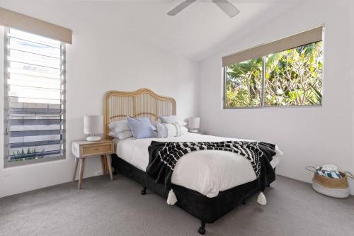 ein Schlafzimmer mit einem großen Bett und einem Fenster in der Unterkunft Marie's Byron Getaway in Byron Bay