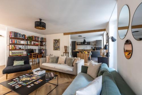 un salon avec un canapé et une table dans l'établissement 90m2 renové - terrasse en plein coeur de marseille, à Marseille