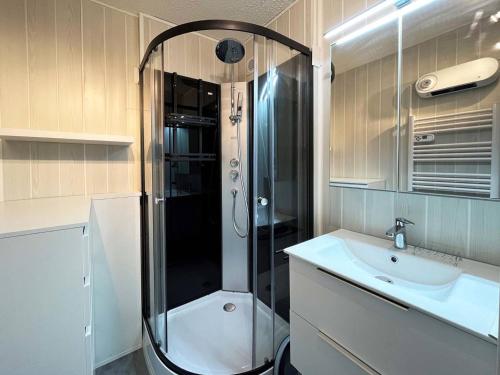 une salle de bain avec douche et lavabo dans l'établissement Joli studio rénové, 4 pers, skis aux pieds, balcon, lave-linge, sèche-linge, animaux admis - FR-1-322-523, aux Orres