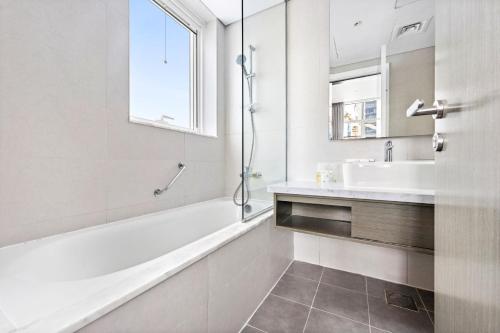 Ванная комната в A Living Modern 1BR Apartment with Balcony & Canal View at Prive-517 Business Bay