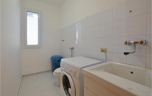 een witte badkamer met een toilet en een wastafel bij Awesome Home In Ribera With Kitchen in Ribera