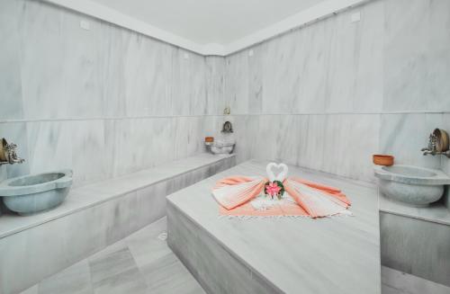 Postel nebo postele na pokoji v ubytování Deluxe Two Bedroom Apartment in Caesar Resort & SPA, Long Beach