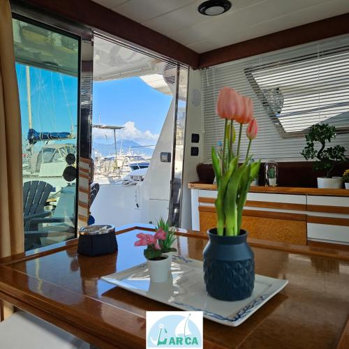stół z wazonem kwiatów na łodzi w obiekcie Boat Breakfast Monica w mieście Napoli
