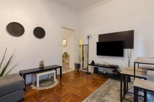 Cozy Apartment with Private Courtyard , Near Syngrou-Fix Metro Station