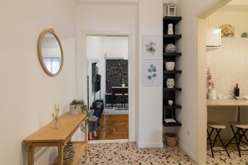 Cozy Apartment with Private Courtyard , Near Syngrou-Fix Metro Station