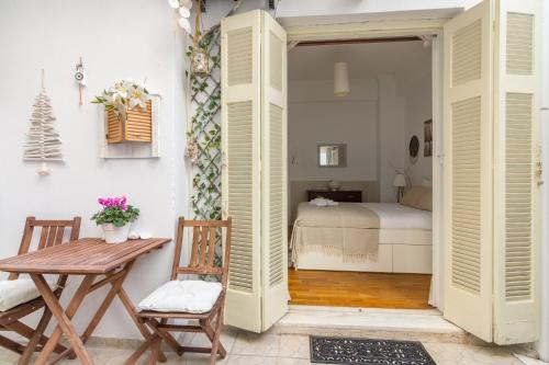 Cozy Apartment with Private Courtyard , Near Syngrou-Fix Metro Station