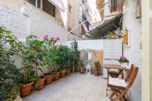 Cozy Apartment with Private Courtyard , Near Syngrou-Fix Metro Station