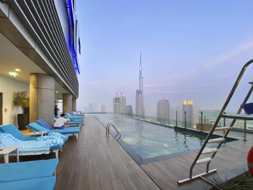 ALiving Luxury 2BR with Infinity Pool I Near Dubai Mall & Burj Khalifa I Paramount Hotel Midtown