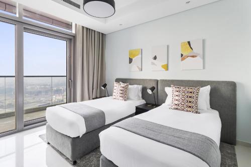 Postel nebo postele na pokoji v ubytování ALiving Luxury 2BR Infinity Pool Paramount Hotel Midtown Business Bay