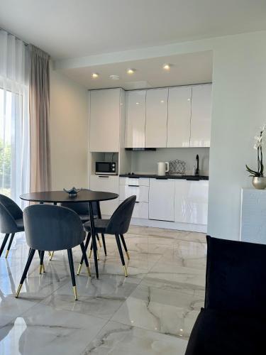 una cucina e una sala da pranzo con tavolo e sedie di Rami Jūra 2022 a Šventoji