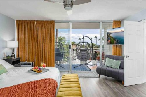 - une chambre avec un lit et un balcon avec une balançoire dans l'établissement Ocean front- Cozy Condo Prime Location in Kihei, à Kihei