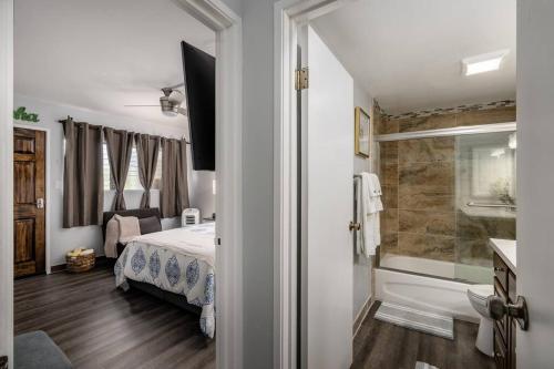 um quarto com uma cama e uma casa de banho com um chuveiro em Ocean front- Cozy Condo Prime Location in Kihei em Kihei