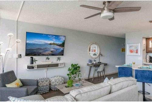 Télévision ou salle de divertissement dans l'établissement Ocean front- Cozy Condo Prime Location in Kihei