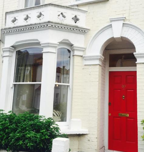 Colourful 2 bed 2 bath Tooting house photo 13