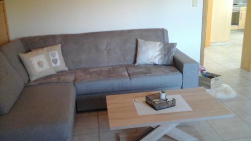 un salon avec un canapé et une table basse dans l'établissement L'escapade, à Rimling