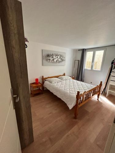 une chambre avec un lit et un parquet dans l'établissement T2 RDJ sur la Côte d'Azur tout confort, à Cagnes-sur-Mer