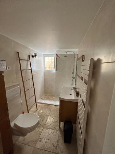 une petite salle de bain avec toilettes et lavabo dans l'établissement T2 RDJ sur la Côte d'Azur tout confort, à Cagnes-sur-Mer