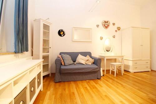 uma sala de estar com um sofá e uma mesa em SPACIOUS for BIG GROUPS OKTOBERFEST / BAUMA em Munique