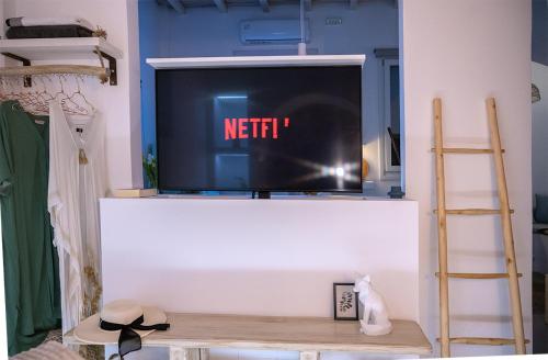 Televiisor ja/või meelelahutuskeskus majutusasutuses NiaN CYCLADIC SUITE