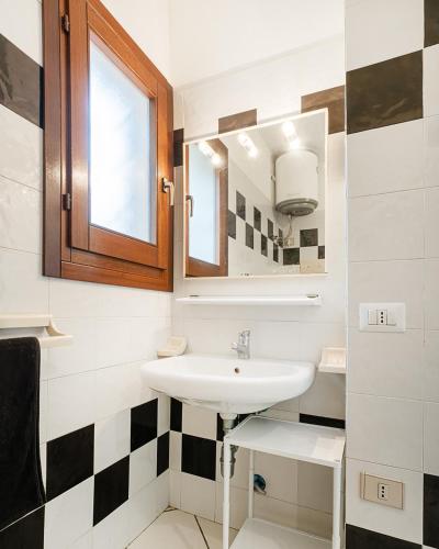 ein Bad mit einem Waschbecken und einem Spiegel in der Unterkunft AMBRA Holiday Rooms in San Teodoro