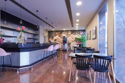 a restaurant with a bar with pink stools at Ramblas Vendrell in El Vendrell