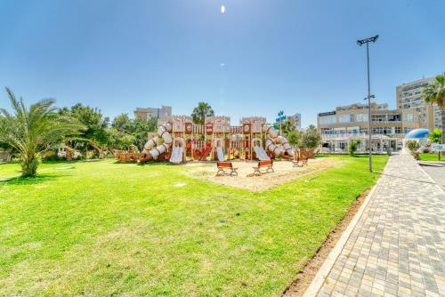 Zahrada ubytování Deluxe Two Bedroom Apartment in Caesar Resort & SPA, Long Beach