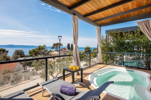 a house with a plunge pool on a balcony at Medora Orbis Mobile Homes & Glamping in Podgora