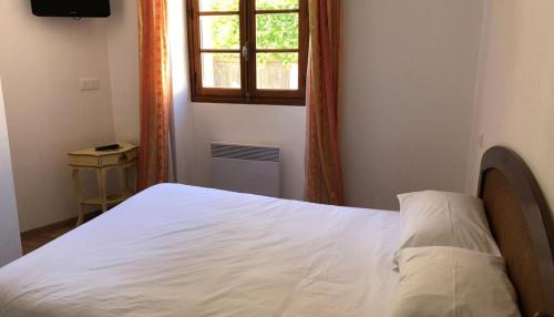 Llit o llits en una habitació de Hôtel-Bar l'Embarcadère