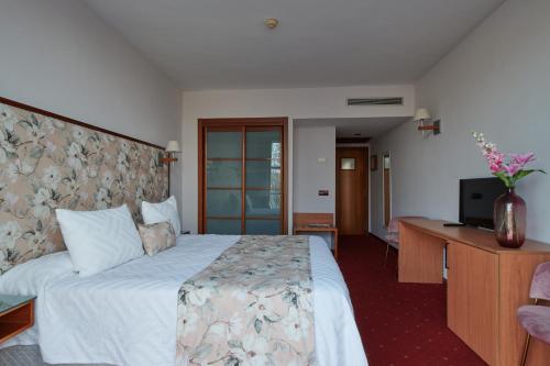 a hotel room with a bed and a television at Ramblas Vendrell in El Vendrell