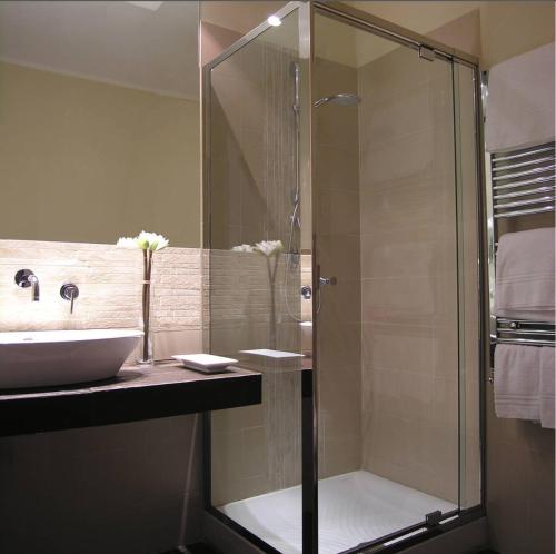 y baño con lavabo y ducha acristalada. en Allakala rooms & apartament, en Palermo