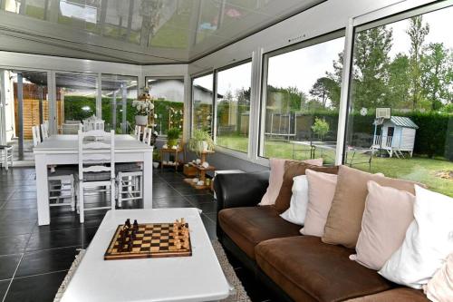 - un salon avec un canapé et un échiquier dans l'établissement La Maison Maluti - avec Baby-foot, Billard & Wifi, à Hostens