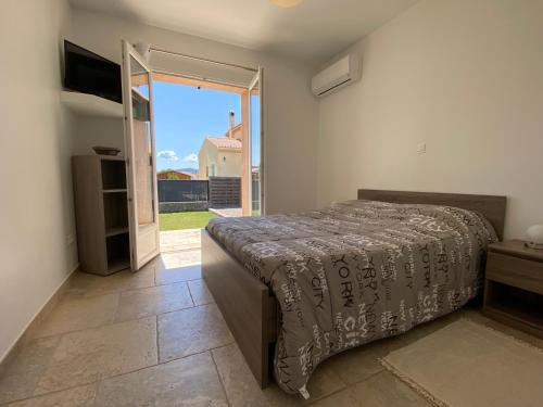 um quarto com uma cama e uma porta de vidro deslizante em Villa Triskyl em Le Muy