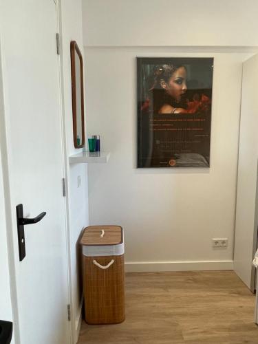 Ein Zimmer mit einer Tür und einem Filmplakat an der Wand in der Unterkunft North Sea Spirit in Zandvoort