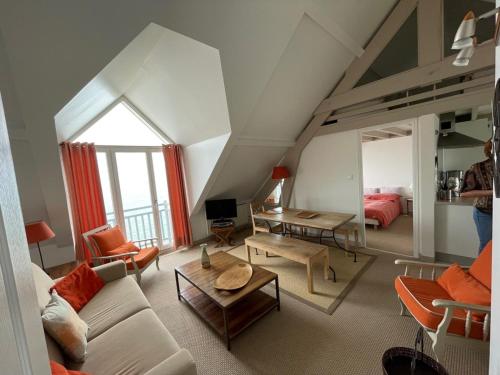 a living room with a couch and a table at Topaze - Vue Mer & Fort - Confort & Evasion in Ambleteuse